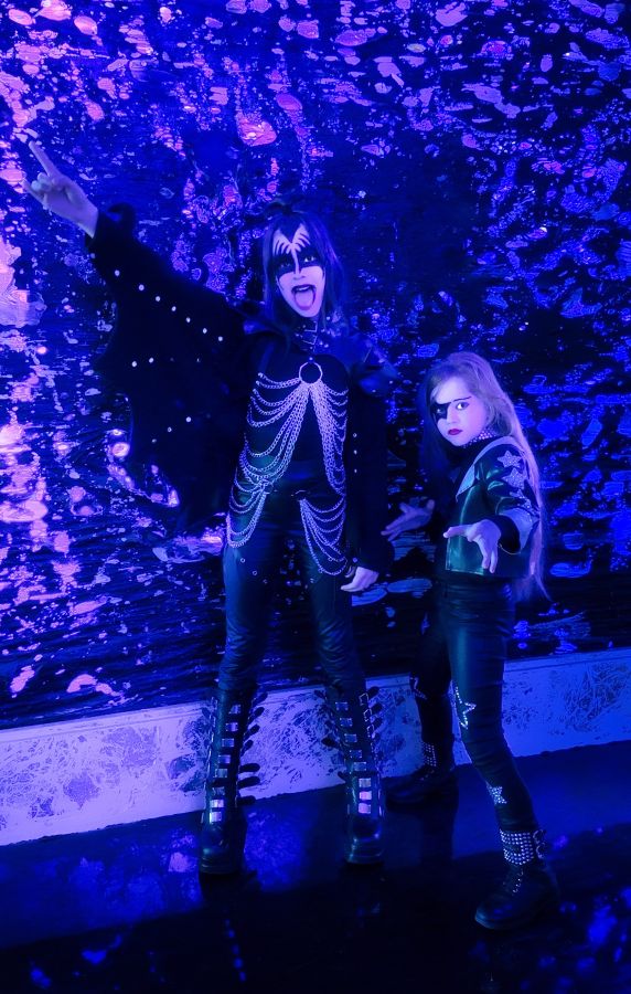 KISS Reloaded setzen sich im Hobismus in Weimar mit farbenstarkem Photoshooting in Szene