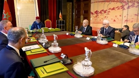 König Mohammed VI. leitet eine Arbeitssitzung zu den Hafenkomplexen Nador West Med und Tanger Med 3