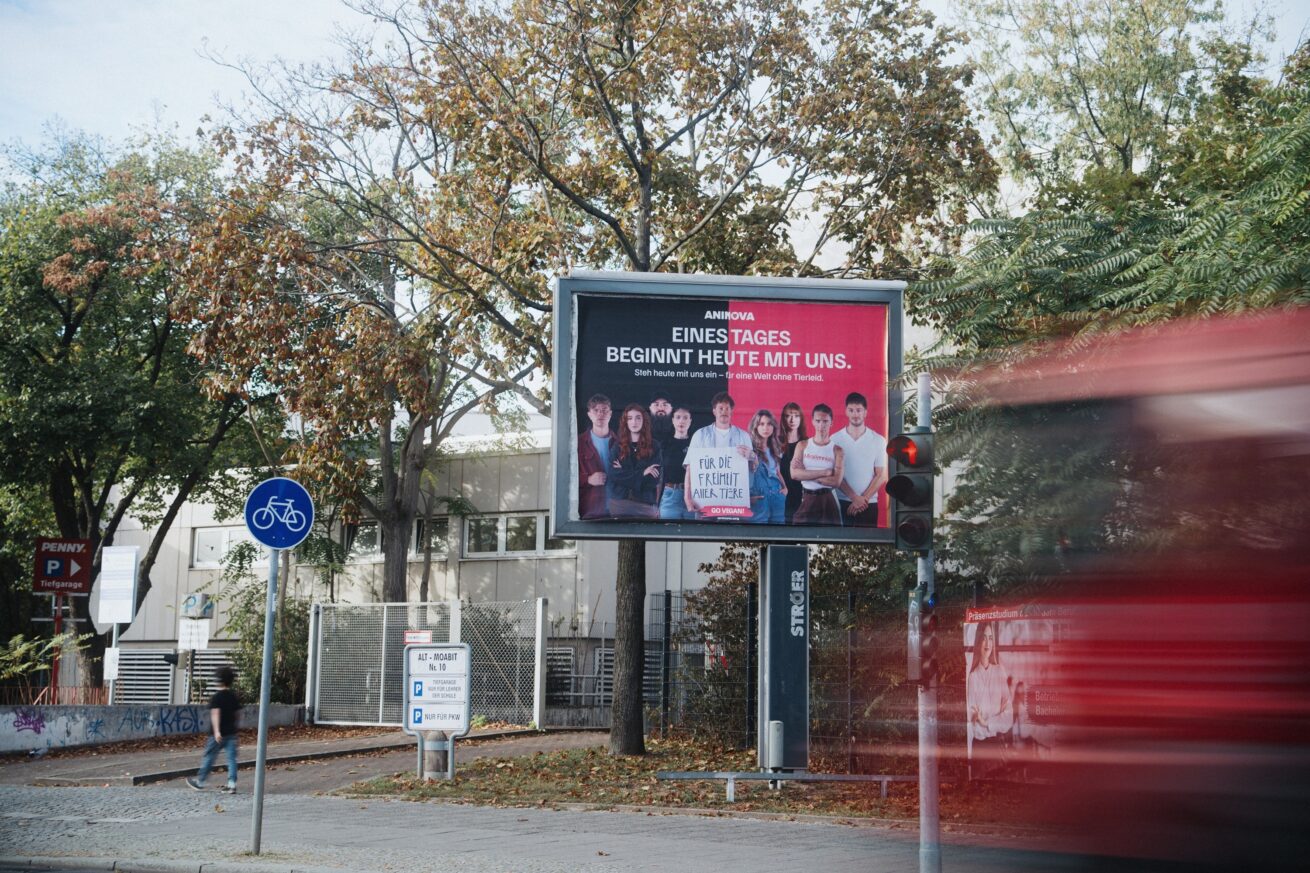 Nach Filmpremiere im Babylon: „EINES TAGES“ erobert Berlins Straßen