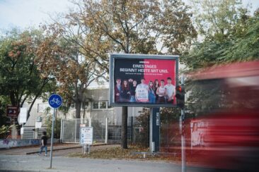 Nach Filmpremiere im Babylon: „EINES TAGES“ erobert Berlins Straßen