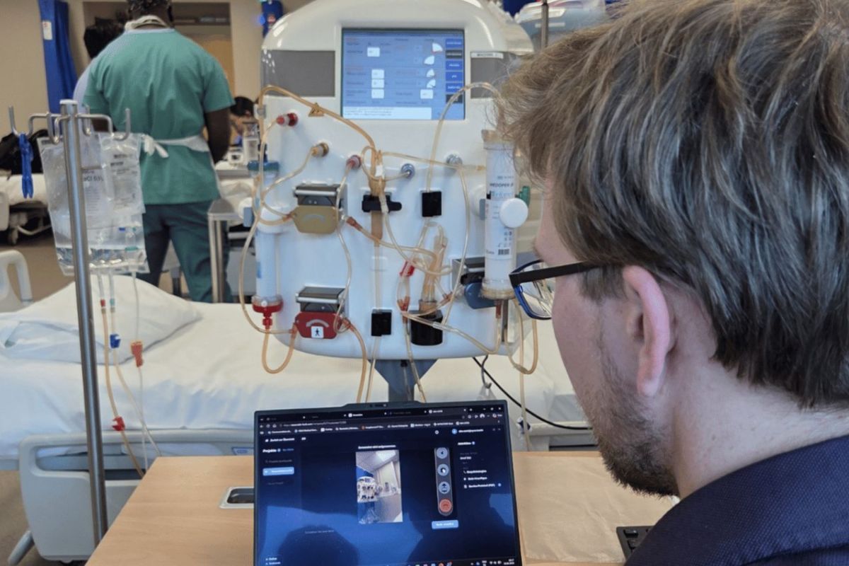 Praxisbericht Medizintechnik: Ayus Medical löst Störungen an Dialysegeräten per Live-Video