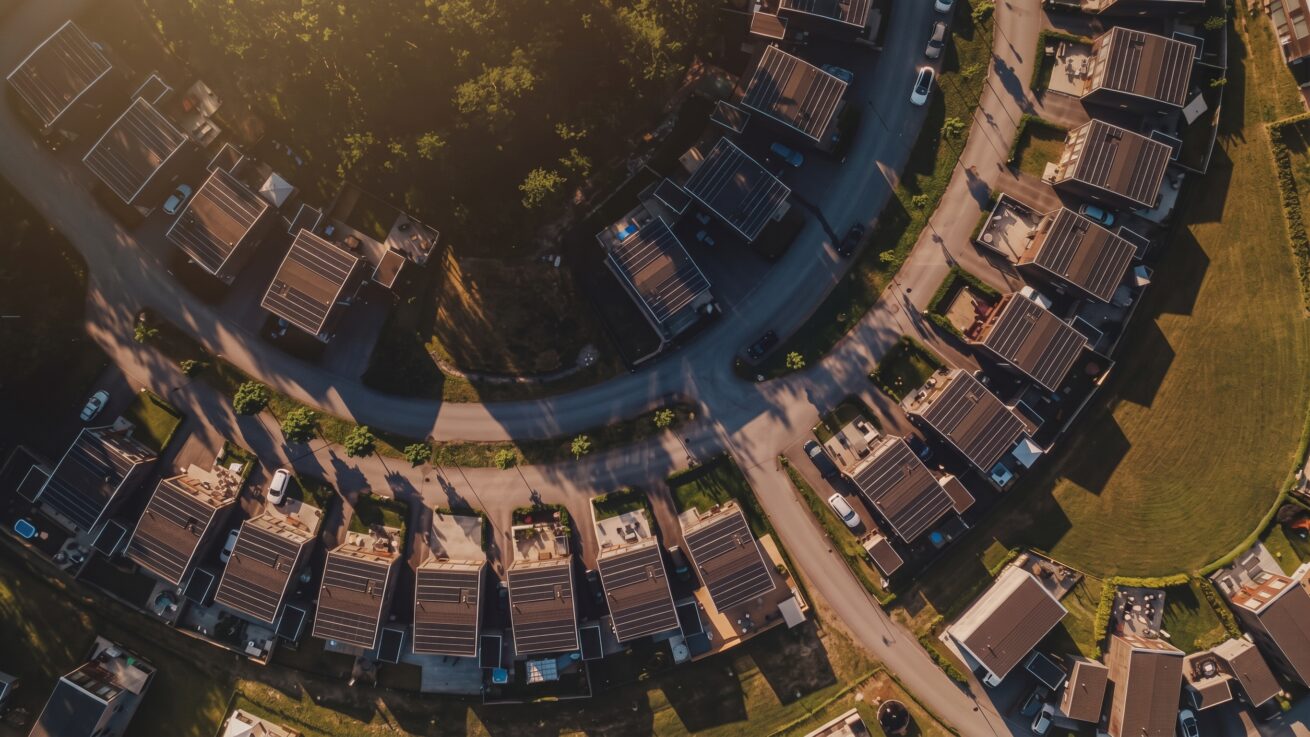 Strompreise schwanken: Was Photovoltaik auf dem eigenen Dach damit zu tun hat